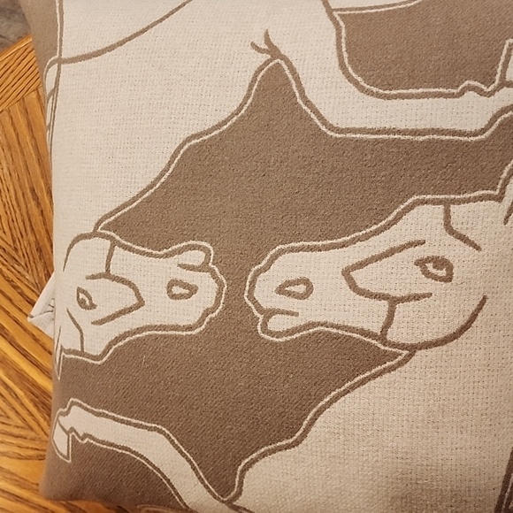 Willam Sonoma Home. New Forest Lambswool Throw and Matching Pillow. - Picture 9 of 12